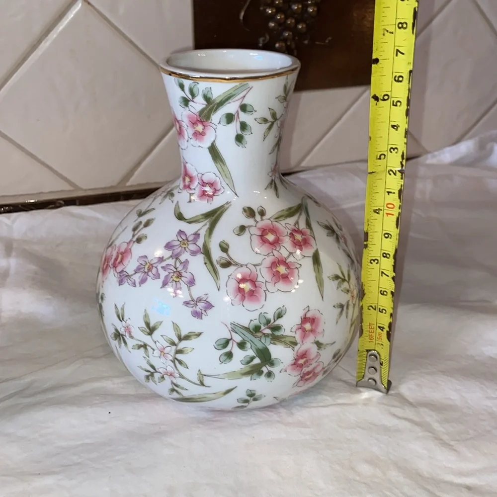 Like new Beautiful porcelain Nantucket Bedside carafe set